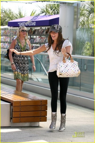 Ashley in West Hollywood-25.8.2009 Ashley-in-West-Hollywood-ashley-tisdale-7866816-334-500