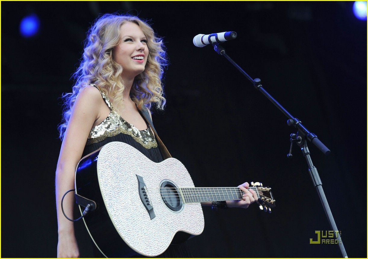 Một Taylor Swift cực "đa phong cách" trên sân khấu Taylor-V-festival-August-22-taylor-swift-7810238-1222-861