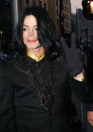 صور تخطف الأنفاس لمايكي 3 و الأخيرة Michael-3-michael-jackson-7954392-318-450