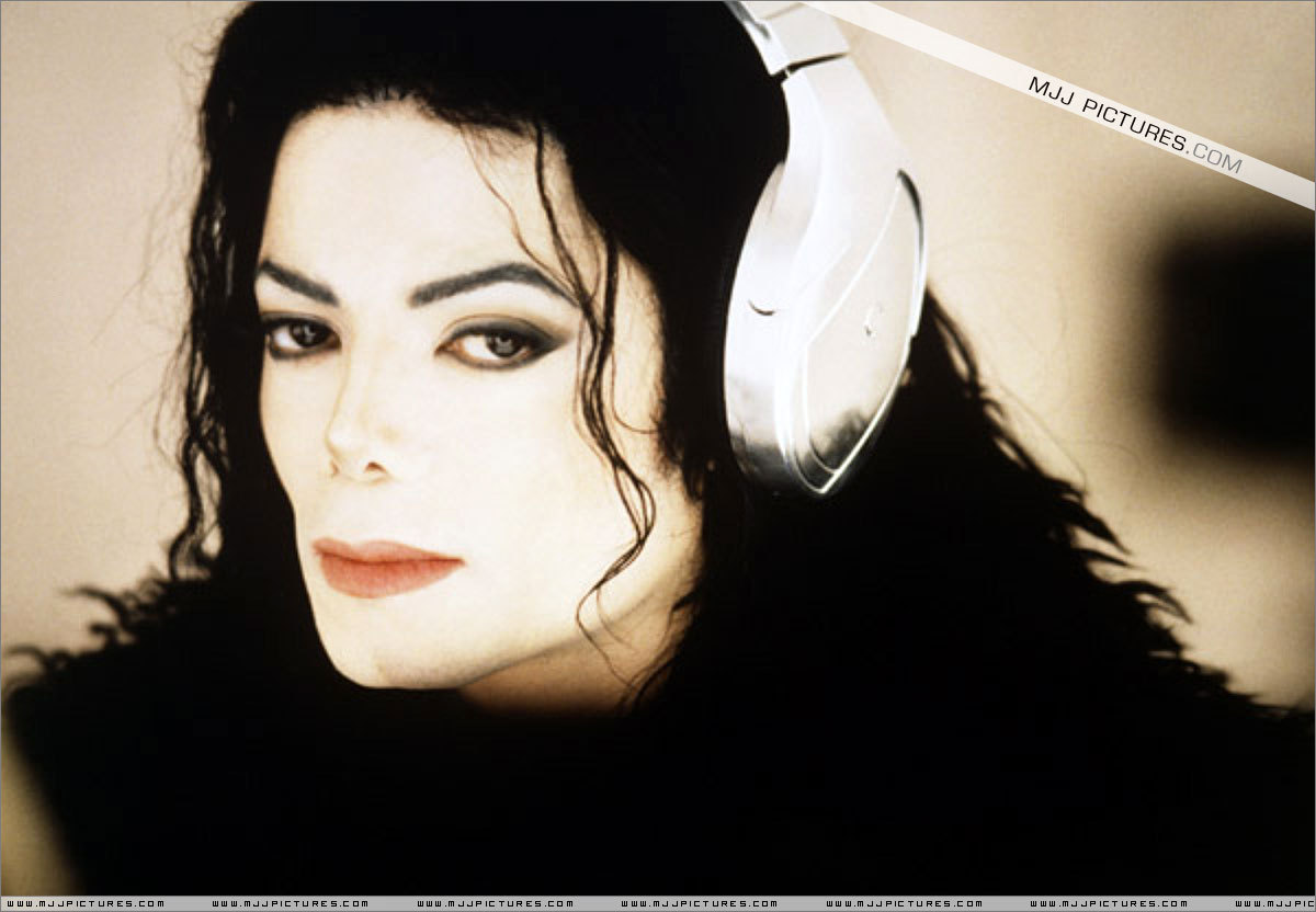 Scream SCREAM-michael-jackson-8063398-1200-832