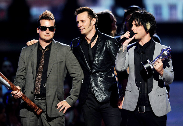 Green Day on the Red Carpet @ the 2009 MTV VMAs Green-Day-Accepting-the-2009-MTV-VMA-for-Best-Rock-Video-for-21-Guns-green-day-8156965-600-412