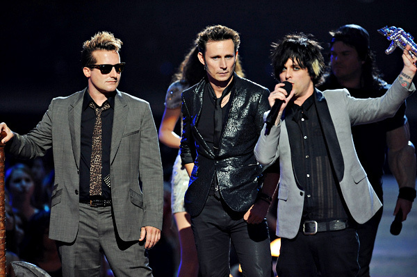 Green Day on the Red Carpet @ the 2009 MTV VMAs Green-Day-Accepting-the-2009-MTV-VMA-for-Best-Rock-Video-for-21-Guns-green-day-8156969-600-399