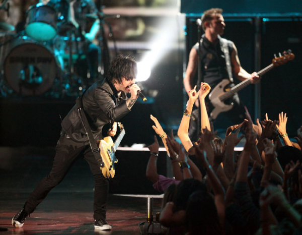 Green Day on the Red Carpet @ the 2009 MTV VMAs Green-Day-Performing-East-Jesus-Nowhere-the-2009-MTV-VMAs-green-day-8156943-600-466