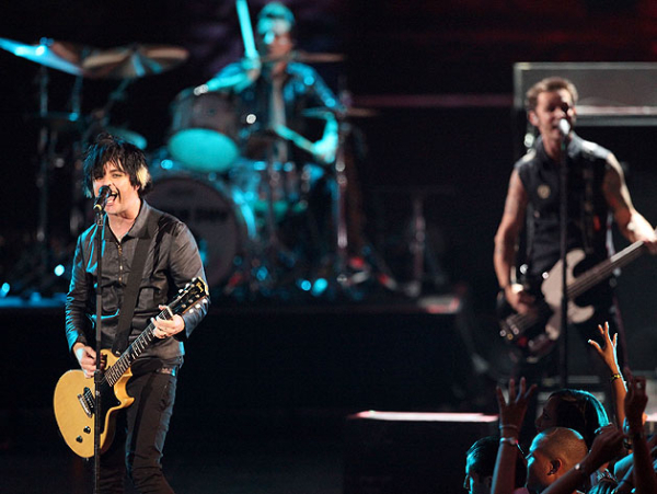 Green Day on the Red Carpet @ the 2009 MTV VMAs Green-Day-Performing-East-Jesus-Nowhere-the-2009-MTV-VMAs-green-day-8156946-600-451