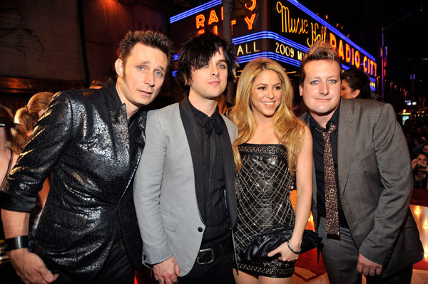 Green Day on the Red Carpet @ the 2009 MTV VMAs Green-Day-with-Shakira-on-the-Red-Carpet-the-2009-MTV-VMAs-green-day-8156978-600-399