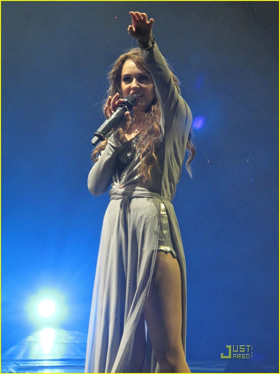 miley cyrus photo Miley-Cyrus-2009-Wonder-World-Tour-miley-cyrus-8167940-913-1222