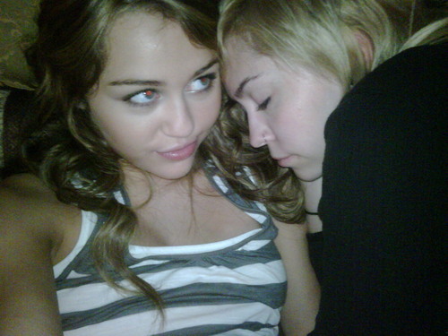 Галерия на Майли - Page 13 Twitter-pictures-miley-cyrus-8187116-500-375