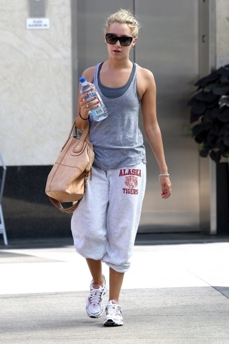 Ashley in West Hollywood-21.9.2009 - Page 2 Ashley-Tisdale-ashley-tisdale-8255426-333-500