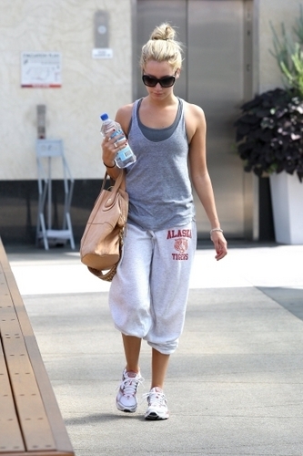 Ashley in West Hollywood-21.9.2009 - Page 2 Ashley-Tisdale-ashley-tisdale-8255435-333-500