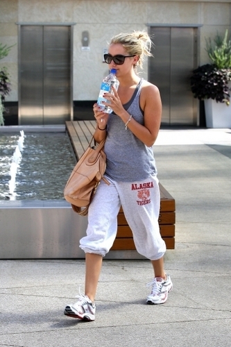 Ashley in West Hollywood-21.9.2009 Ashley-Tisdale-ashley-tisdale-8255439-333-500