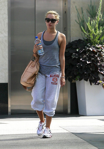 Ashley in West Hollywood-21.9.2009 Ashley-Tisdale-ashley-tisdale-8255487-350-500