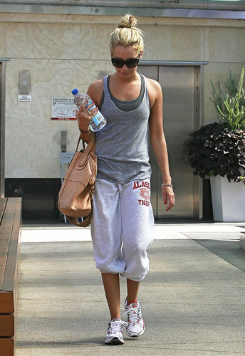 Ashley in West Hollywood-21.9.2009 Ashley-Tisdale-ashley-tisdale-8255497-344-500