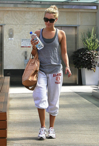 Ashley in West Hollywood-21.9.2009 Ashley-Tisdale-ashley-tisdale-8255498-339-500