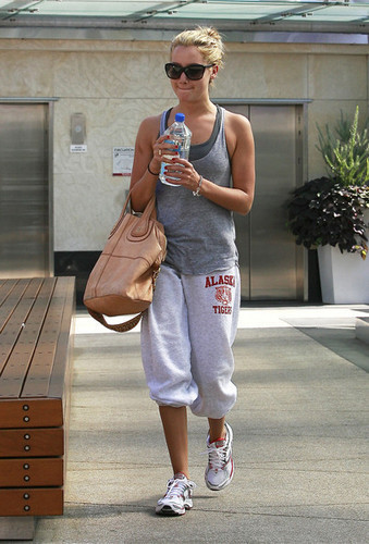 Ashley in West Hollywood-21.9.2009 Ashley-Tisdale-ashley-tisdale-8255499-339-500