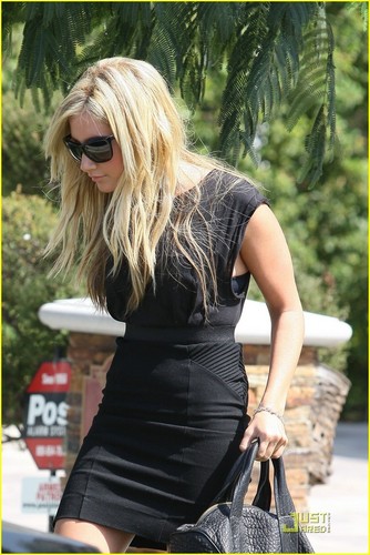 Ashley out and about in Los Angeles - September 19. 2009 Ashley-in-LA-ashley-tisdale-8235484-334-500