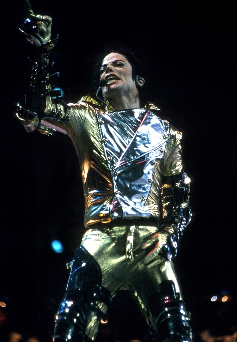 History tour MJ-in-GOLD-History-Tour-michael-jackson-8241357-807-1161