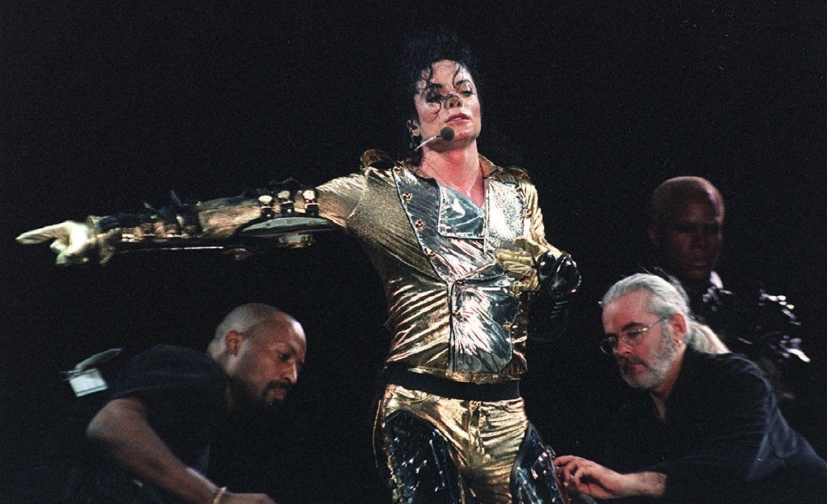 History tour MJ-in-GOLD-History-Tour-michael-jackson-8241371-1180-719