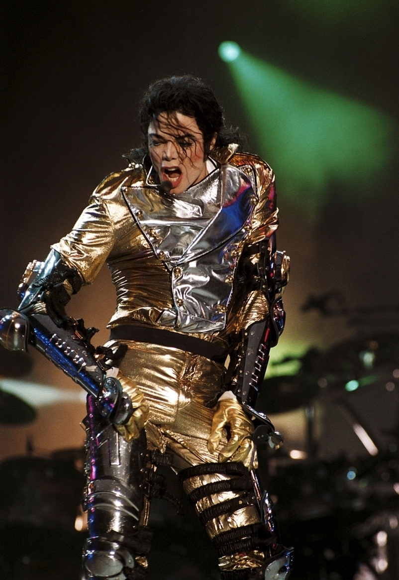 History tour MJ-in-GOLD-History-Tour-michael-jackson-8241420-802-1165