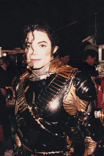 Immagini era "HISTORY" - Pagina 25 Michael-3-michael-jackson-8259525-333-500