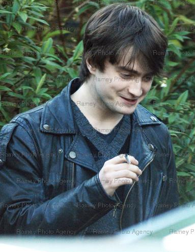 اجدد صور لـ DAN Visiting-David-Holmes-in-the-Hospital-MQ-02-10-09-daniel-radcliffe-8284719-383-496