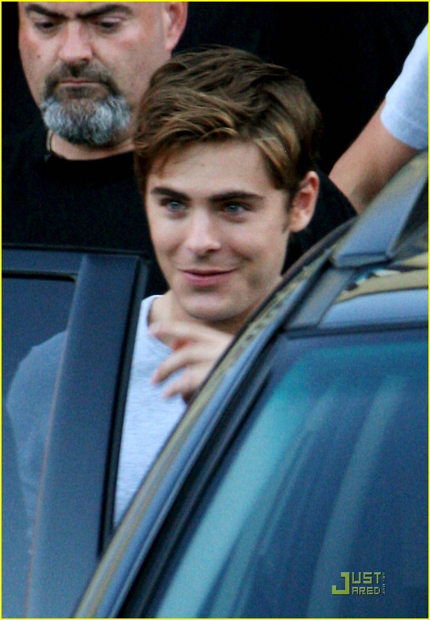 Zac Efron leaves The Death & Life of Charlie St. Zac-Efron-leaves-The-Death-Life-of-Charlie-St-Cloud-set-in-Vancouver-September-25th-zac-efron-8335978-847-1222