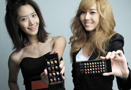 كل شئ عن االفرقة الكورية snsd LG-Chocolate-Phone-YoonA-Jessica-girls-generation-snsd-8404336-500-343