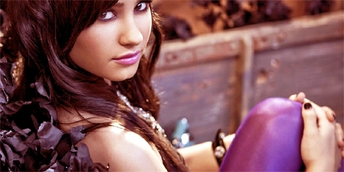 D.J.O. ~ pas de place pour les faibles. Demi-Lovato-3-demi-lovato-8527388-500-250