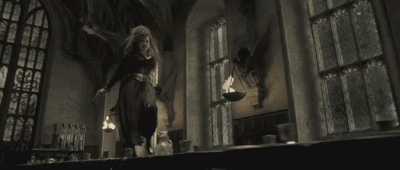 Aláírás Bellatrix_Lestrange_on_the_table_at_the_Great_Hall_of_Hogwarts.gif