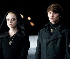 Jane Volturi [Validée] Dakota-fanning-and-cameron-bright-alec-and-jane-of-the-volturi-13916187-284-241