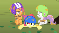 Sweetie Belle imagens 201px-Apple_Bloom_and_Sweetie_Belle_worried_S1E23