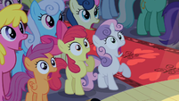 Sweetie Belle imagens 201px-CMC_gasping_in_crowd_S2E11