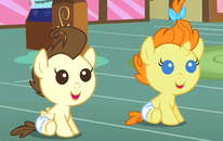 Todos los personajes de MLP FiM 206px-Pound_Cake_Pumpkin_Cake_sitting_smiling_S2E13