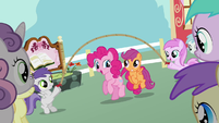 Sweetie Belle imagens 201px-Pinkie_Pie_Scootaloo_skipping_S2E18