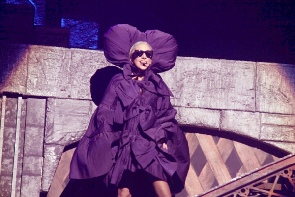 FAVOURITE + LEAST FAVOURITE 'BORN THIS WAY BALL' OUTFITS The_Born_This_Way_Ball_Tour_Just_Dance_005