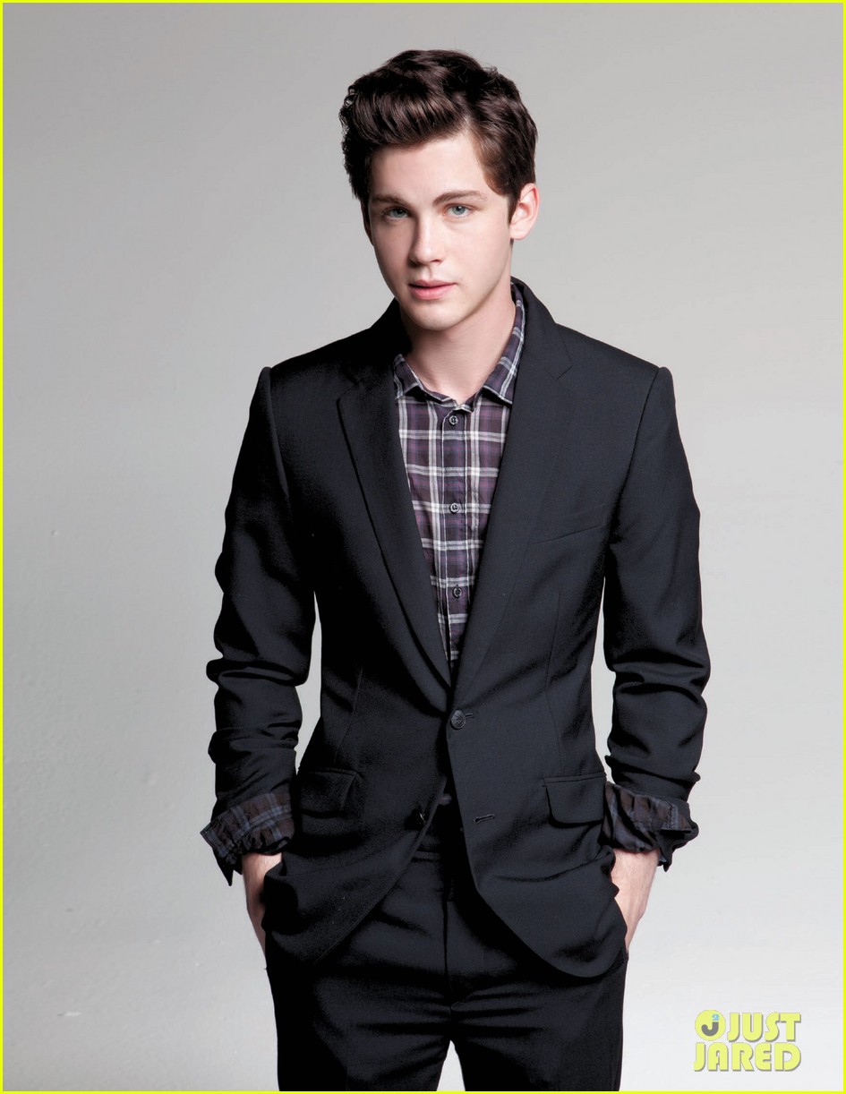 Madame Malkin's - Página 6 Logan-Lerman-is-DA-MAN-logan-lerman-25842804-945-1222