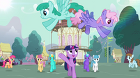 Rainbow Shine imagens 201px-Twilight_%22morning_in_Ponyville_shines%22_S03E13