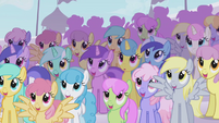 Imagens e Fan arts da Serie 201px-The_ponies_are_admiring_Rainbow_Dash_S1E03
