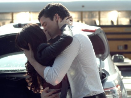 Najlepi parovi iz filmova i serija - Page 2 Aria-and-Ezra-kissing-PLL-425x318