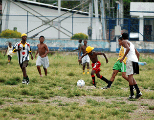 WWE Magazine Agosto 2012 Futbol_callejero