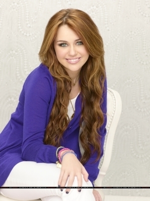 Frizuru - Page 8 Hannah-Montana-Forever-Promotional-Stills-miley-cyrus-14891795-299-400