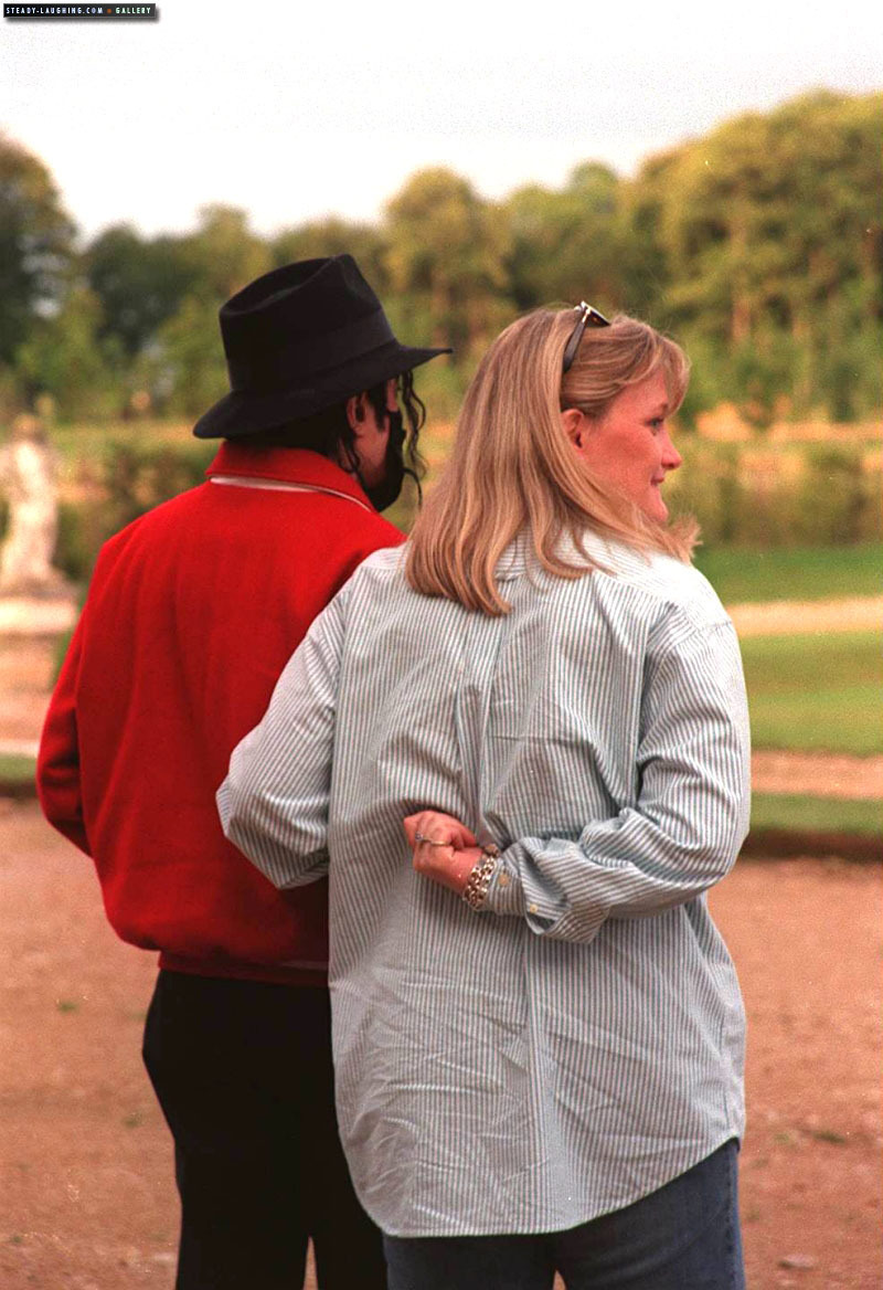 مايكل جاكسون و ديبي روو يزوران Champ de Bataille Castle  MJ-visits-Champ-de-Bataille-Castle-with-Debbie-Rowe-michael-jackson-14826777-800-1168