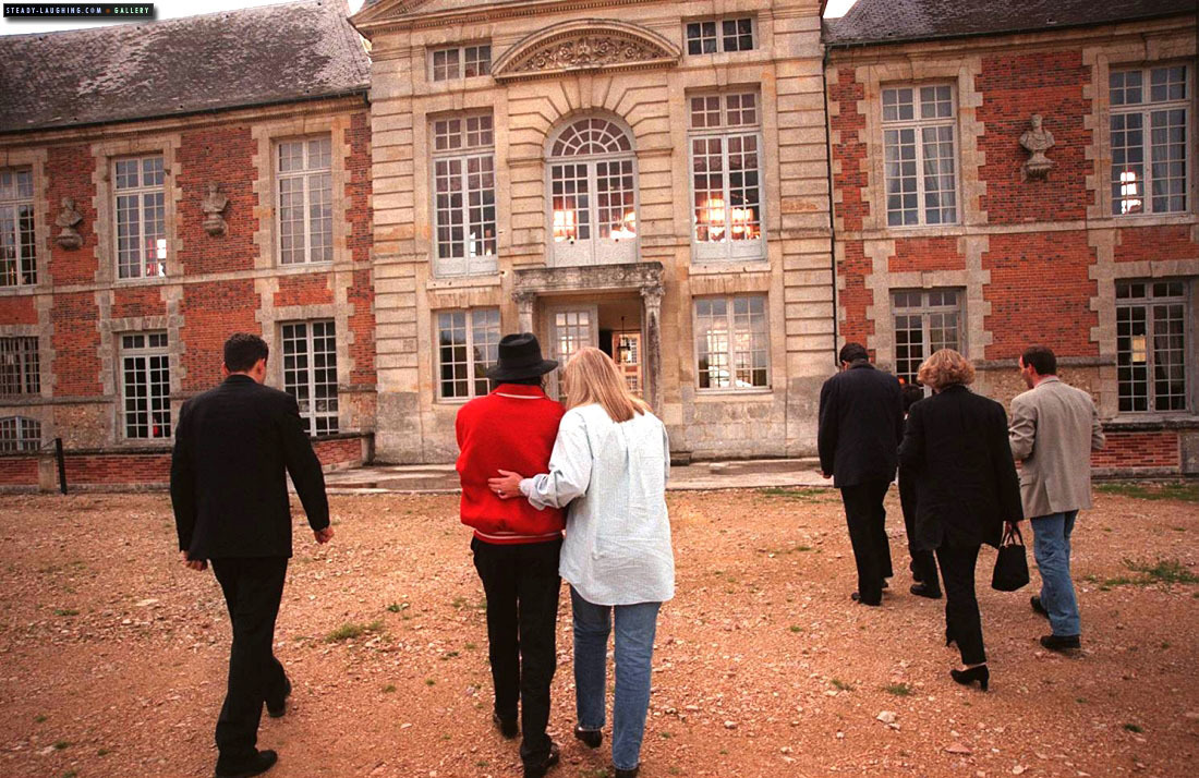 مايكل جاكسون و ديبي روو يزوران Champ de Bataille Castle  MJ-visits-Champ-de-Bataille-Castle-with-Debbie-Rowe-michael-jackson-14826785-1100-714