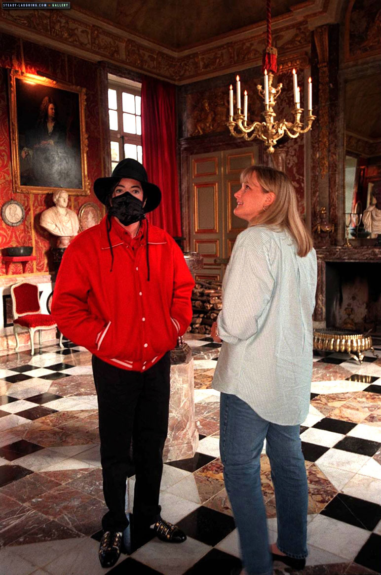 مايكل جاكسون و ديبي روو يزوران Champ de Bataille Castle  MJ-visits-Champ-de-Bataille-Castle-with-Debbie-Rowe-michael-jackson-14826788-772-1164