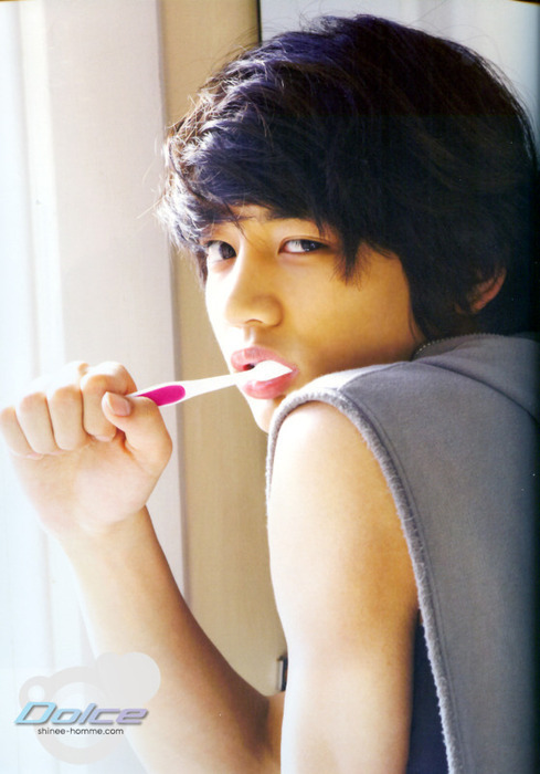 <<<<معلومات عن شايني........... Minho-brushing-his-teeth-shinee-15002546-489-700