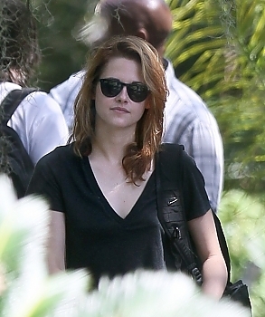 Kristen Stewart  New Pictures Kristen-stewart-OTR-new-orleans-earlier-today-kristen-stewart-15264326-293-350