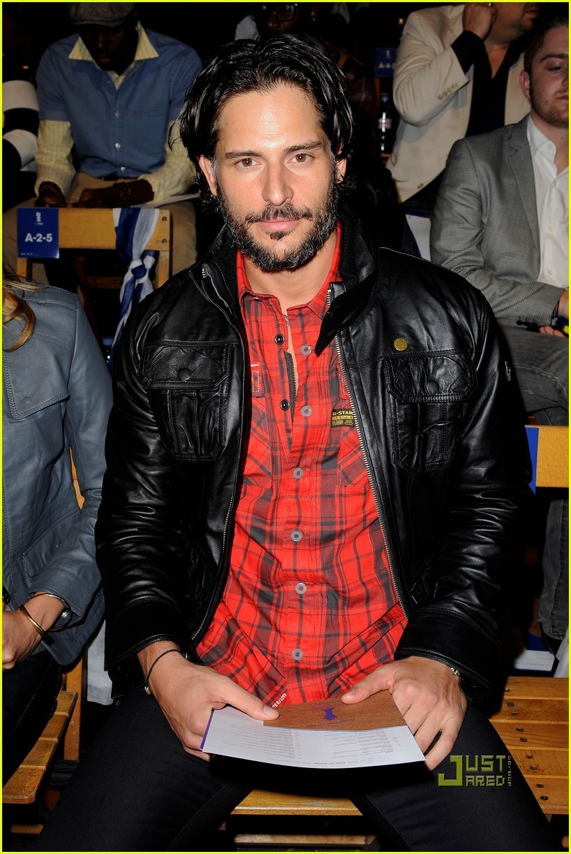 Situaciones...  Joe-Manganiello-GF-Audra-Marie-Nintendo-DSi-Studio-G-Star-fashion-show-true-blood-15591633-818-1222