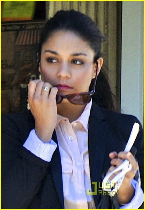 Vanessa out in LA   Vanessa-out-in-LA-vanessa-anne-hudgens-15557124-480-696