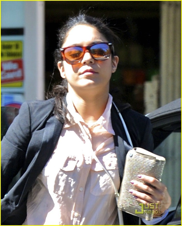 Vanessa out in LA   Vanessa-out-in-LA-vanessa-anne-hudgens-15557126-750-930