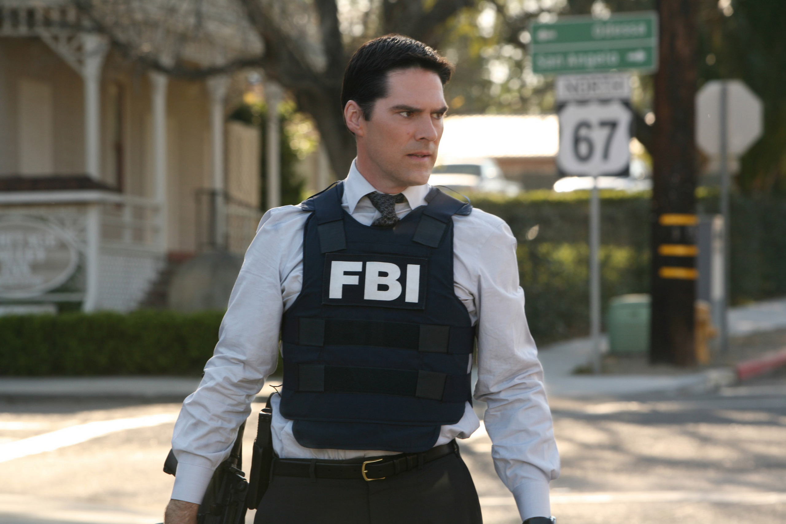 Kedvenc képeink Hotchról - Page 11 Elephant-s-Memory-HQ-ssa-aaron-hotchner-15768674-2560-1706