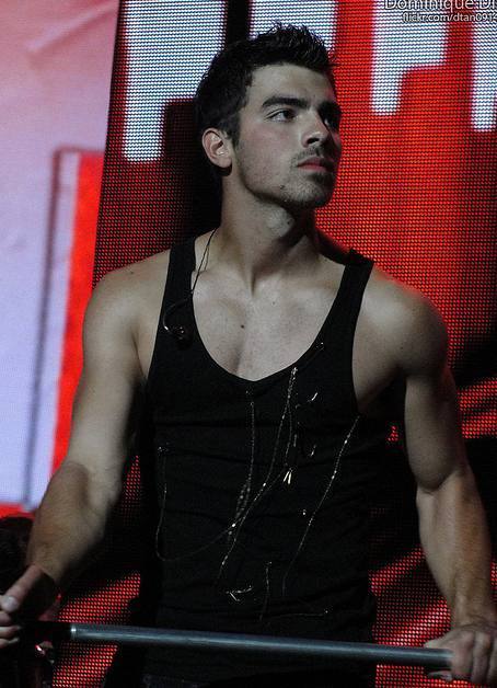 Team Fan: Joe Jonas - Página 3 Live-in-Concert-Irvine-9-19-joe-jonas-15724986-454-628